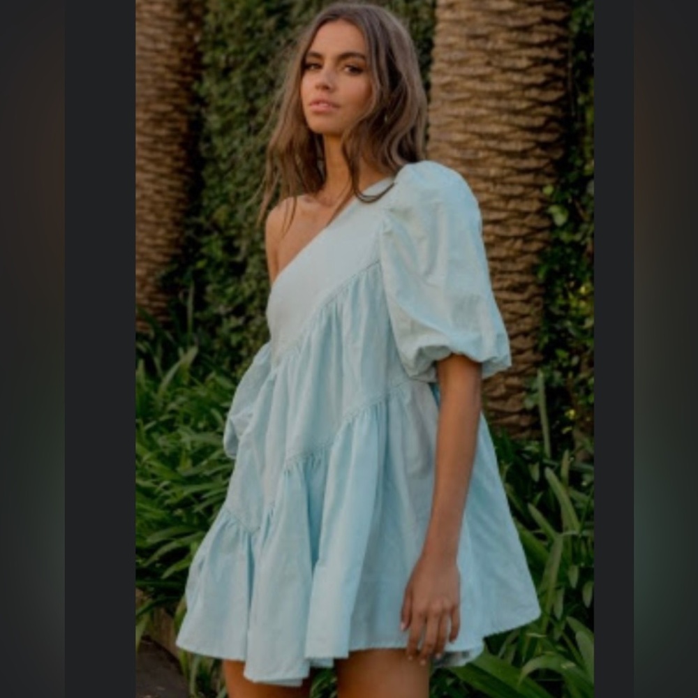Off the shoulder puffy showpo dress NWT